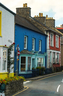 彩色小屋排列在宁静街道