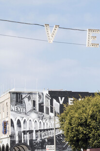 空中悬挂的LOVE装饰