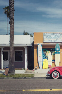复古街头的冲浪板与红车