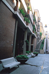 街道旁带绿植的建筑长椅