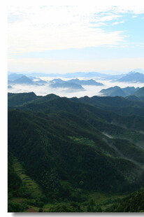 山间云雾缭绕的壮美风光