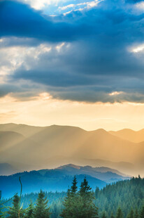 山间日出美景霞光映林