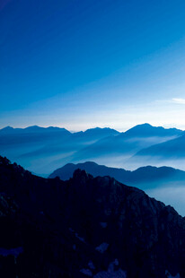 山间暮色层峦叠嶂美景