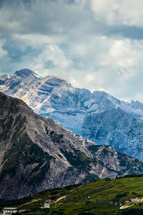 壮丽山景云绕峰巅