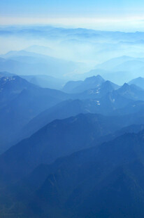 俯瞰连绵山脉美景