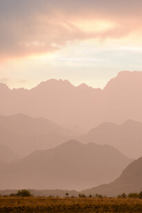 黄昏下的朦胧山峦