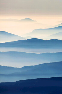 层峦叠嶂的梦幻山脉景观