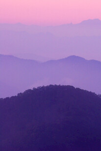 粉紫色调的山峦美景