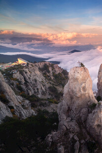 日出云海中的壮丽山峰