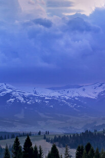 山间暮色雪景静谧自然美