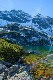 山间秀丽水景与巍峨雪山