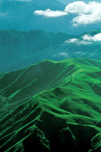 翠绿山峦与蓝天白云美景