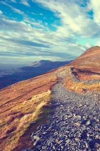 山间碎石路壮美自然景
