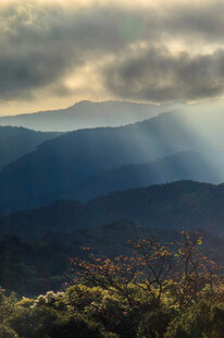 山间云隙透光照壮丽景色