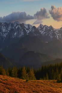 壮丽山景夕阳下的巍峨雪山