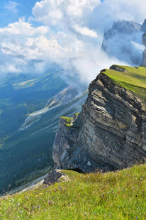 悬崖边的壮美山间景色