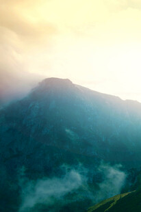 山间云雾缭绕的壮丽景色