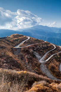 山间蜿蜒公路美景