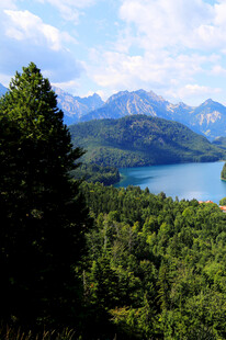湖畔山林间的壮美自然景观