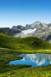 高山湖畔美景