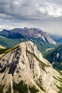 壮丽山景云雾缭绕的峰巅