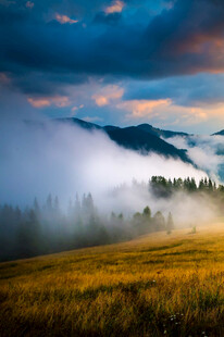 山间晨雾中的壮美田野景色