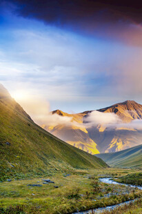 山间美景霞光映照山峦