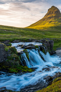 山间溪流旁的壮丽山峰
