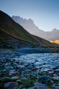 山间河畔的静谧美景