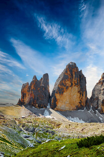 壮丽山峰与蓝天美景