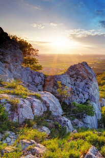 日出时分的壮美岩石景观