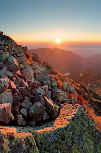 山顶日出下的嶙峋岩石