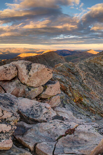 山顶壮丽日出岩石景观