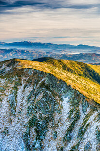 壮丽山景雪与秋色交融