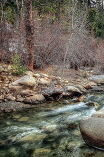 山间溪流潺潺的自然美景