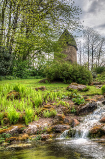 溪边古亭自然静谧美景