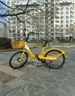 路边停放的黄色共享单车