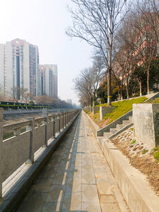 城市河畔步道风景