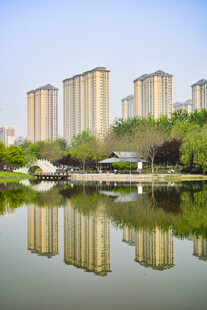 湖畔高楼倒影城市美景