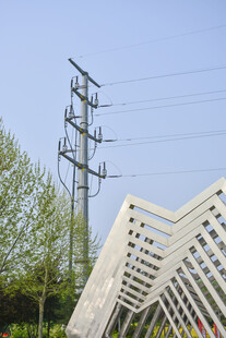 户外输电塔与几何建筑景观