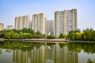 湖畔高楼映景
