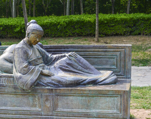 古代人物躺卧休憩雕像