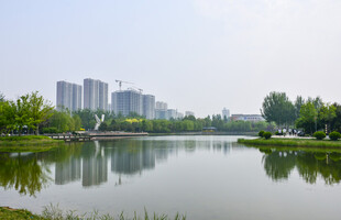 城市湖畔风光