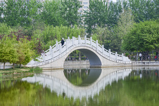 湖上石拱桥的静谧景致