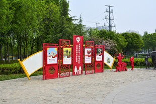 户外红色宣传展示牌
