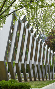 现代金属柱状艺术景观