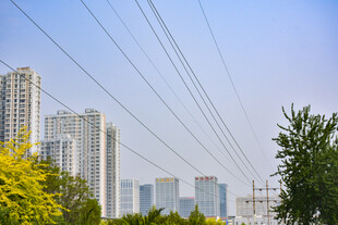 城市天际线与空中线缆