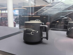 现代风黑色智能咖啡机展示