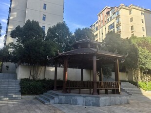 小区中的木质凉亭景观