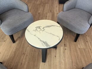 简约沙发与大理石圆桌组合